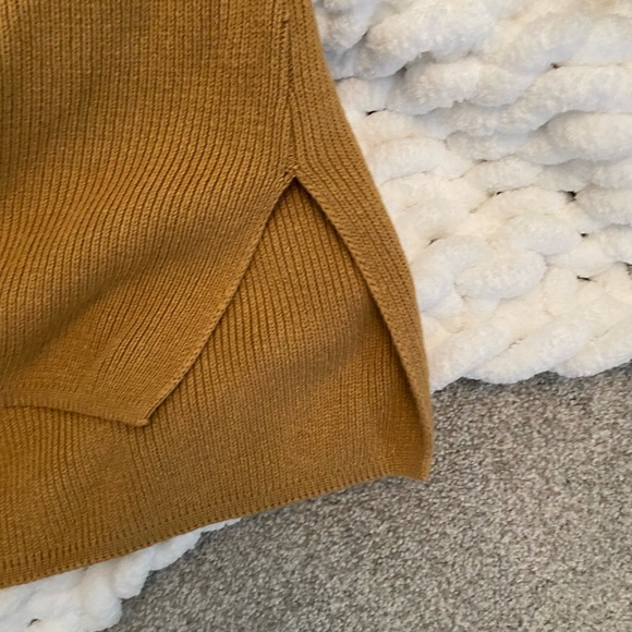 Skylar Madison off shoulder sweater - Picture 4 of 4